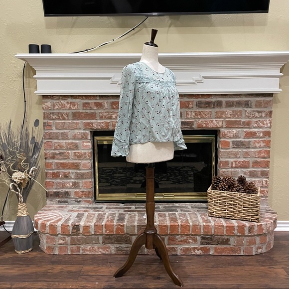 Wild Blue x Sadie Robertson baby blue floral top with crochet details / S / EUC - Picture 3 of 11